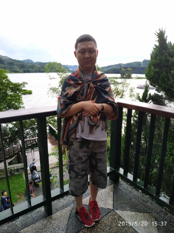 爱情里的俩个人的第一张照片--包头闪婚服务中心